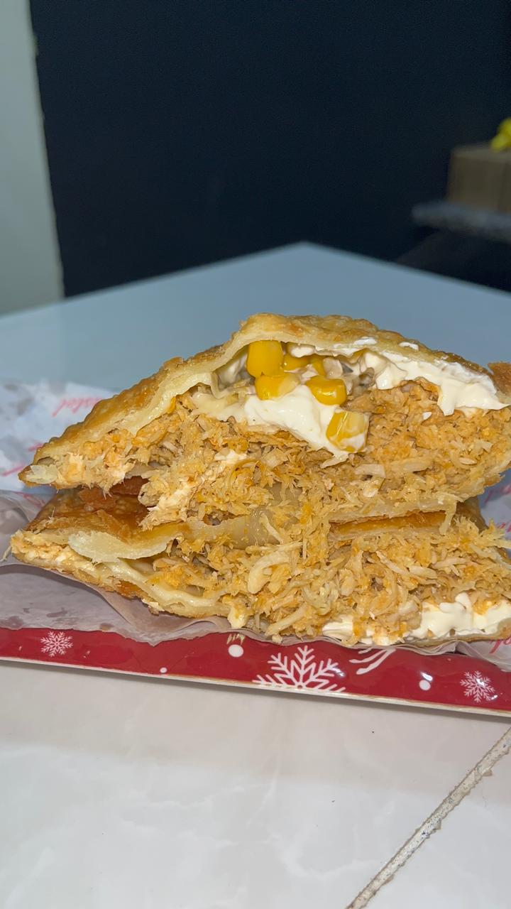 Pastel da Pastelaria da Keila cortado ao meio, recheado com frango desfiado, milho e creminho