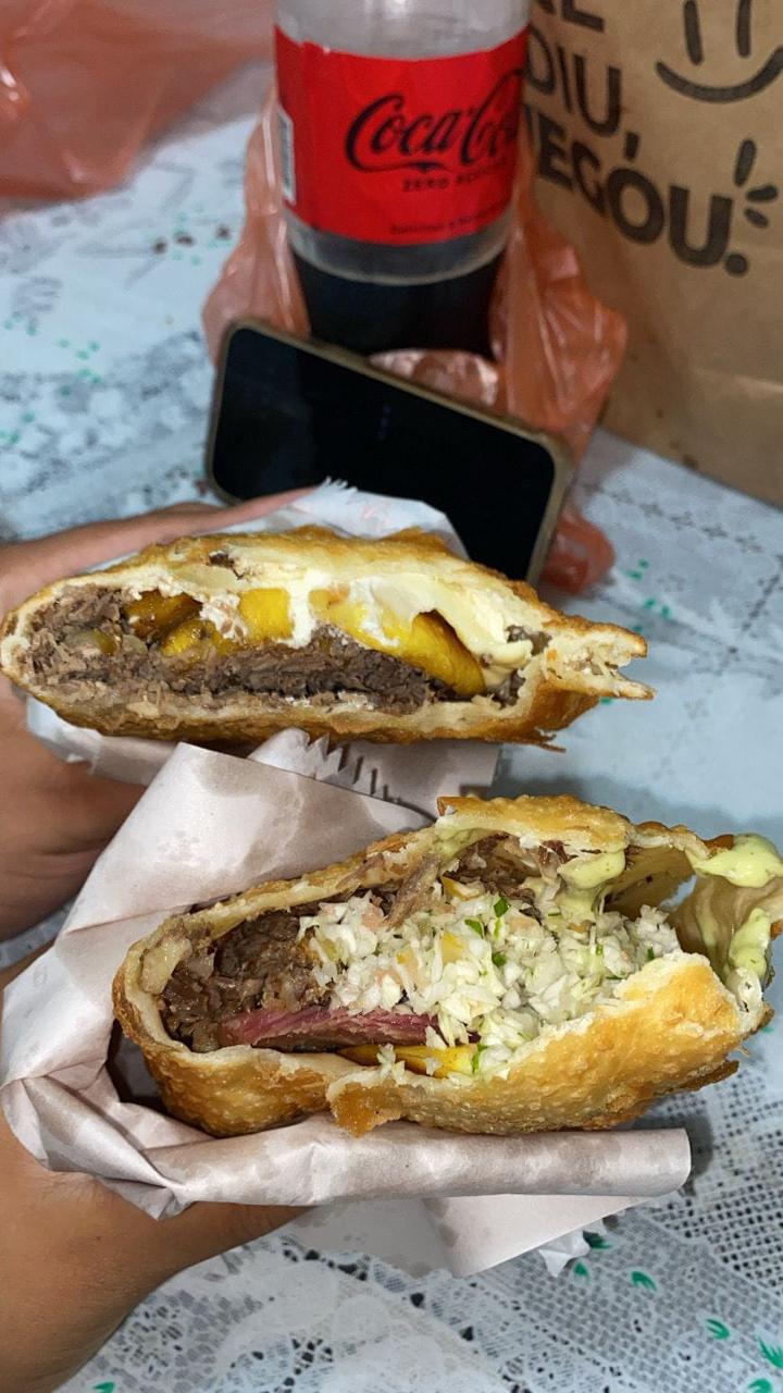 Pastéis crocantes cortados ao meio, recheados com carne e queijo